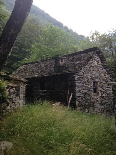 Rustico zum Ausbauen an Alleinlage mit Wiese und Wald / Rustico da ...