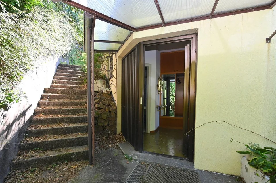 Villa con 2 Appartamenti Indipendenti e Splendida Vista Lago a 180° – Foto 24 von 25