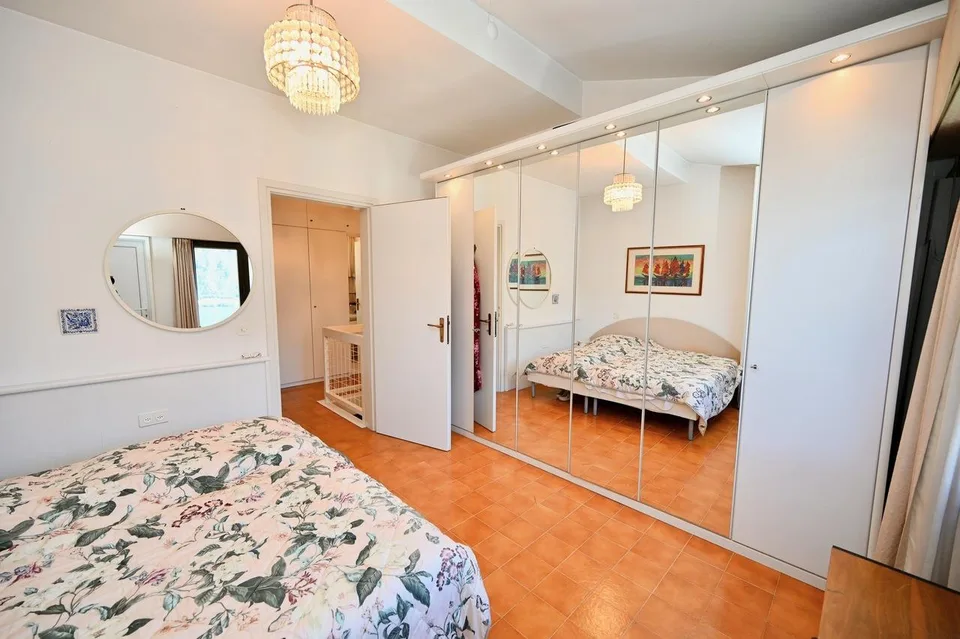 Villa con 2 Appartamenti Indipendenti e Splendida Vista Lago a 180° – Foto 17 von 25