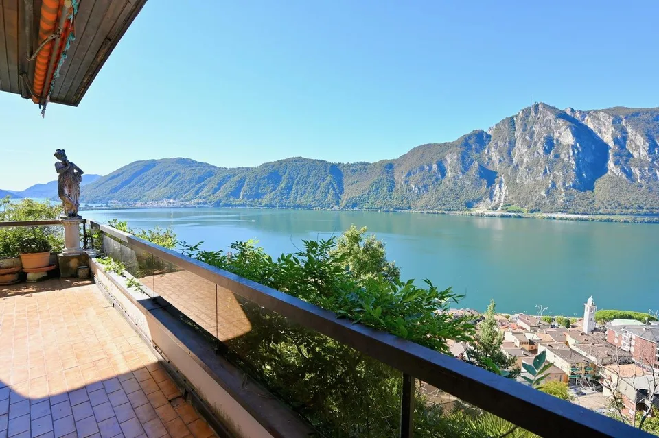 Villa con 2 Appartamenti Indipendenti e Splendida Vista Lago a 180°