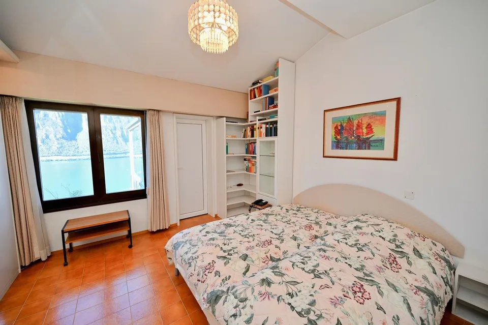 Villa con 2 Appartamenti Indipendenti e Splendida Vista Lago a 180° – Foto 15 von 25