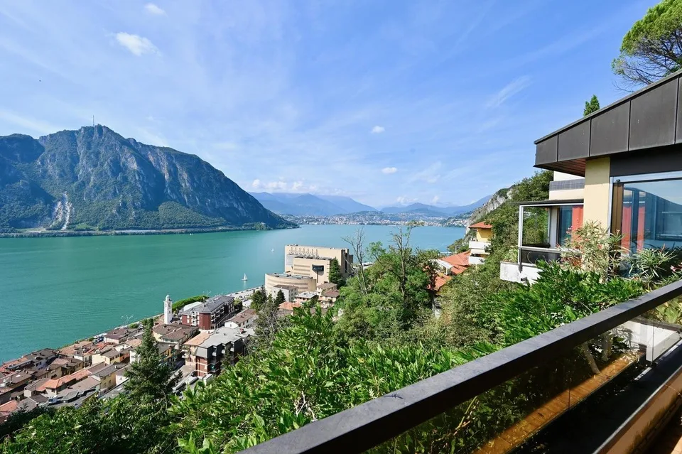 Villa con 2 Appartamenti Indipendenti e Splendida Vista Lago a 180°