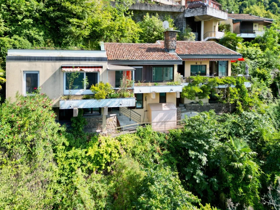 Villa con 2 Appartamenti Indipendenti e Splendida Vista Lago a 180° – Foto 7 von 25