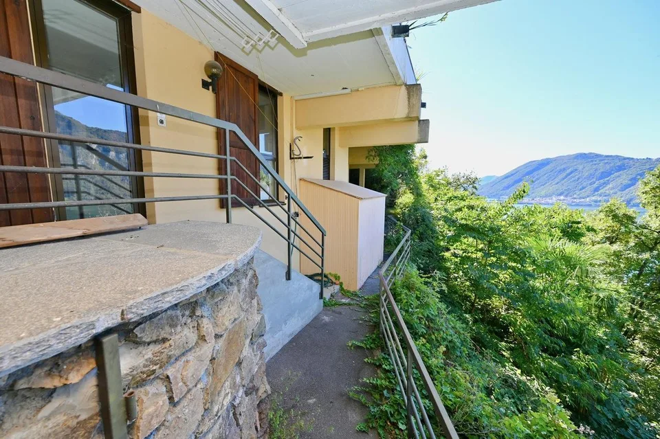 Villa con 2 Appartamenti Indipendenti e Splendida Vista Lago a 180° – Foto 25 von 25