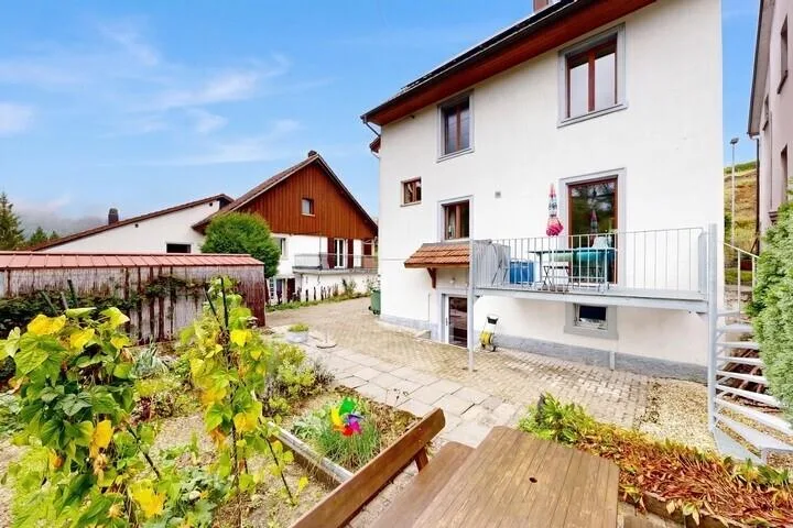 Maison familiale Atypique Rénovée avec jardin et garage indépendant