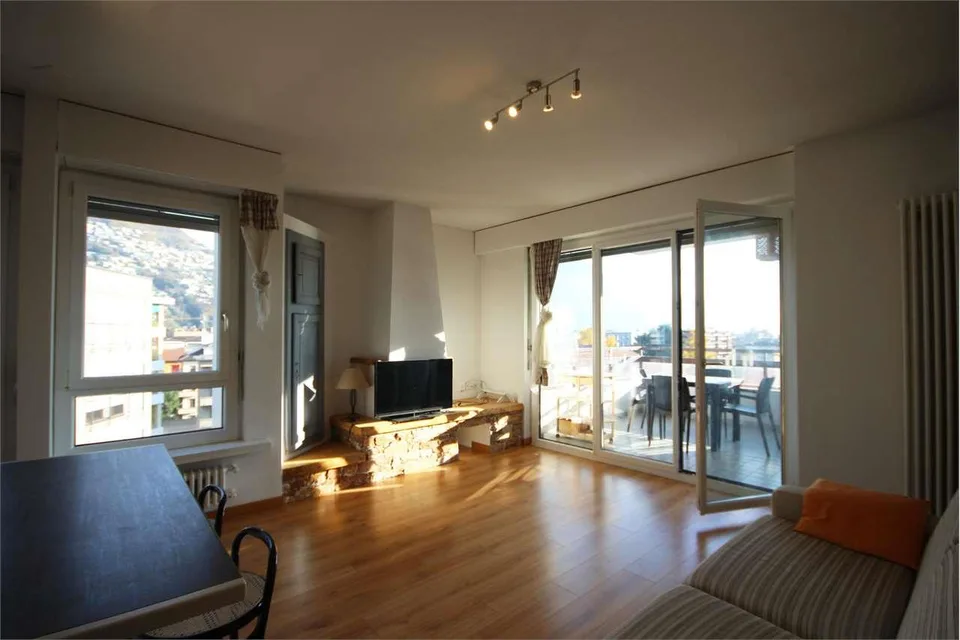 LUGANO-MOLINO NUOVO Gemütliches Dachgeschoss von 2.5 Zimmern mit möblierter Einrichtung und privater Terrasse - hervorragendes Investment