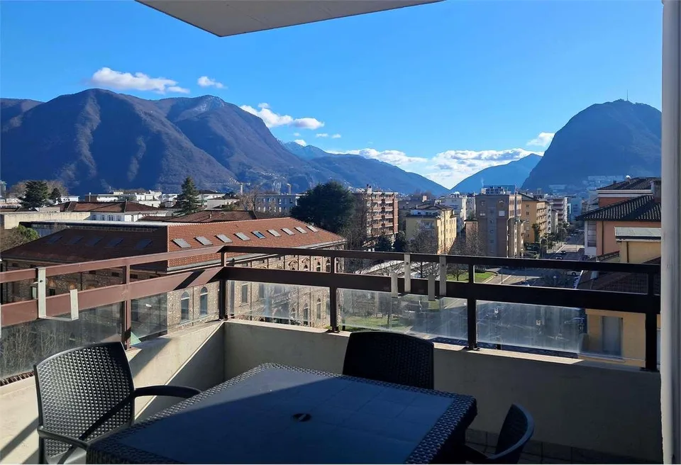 LUGANO-MOLINO NUOVO Gemütliches Dachgeschoss von 2.5 Zimmern mit möblierter Einrichtung und privater Terrasse - hervorragendes Investment