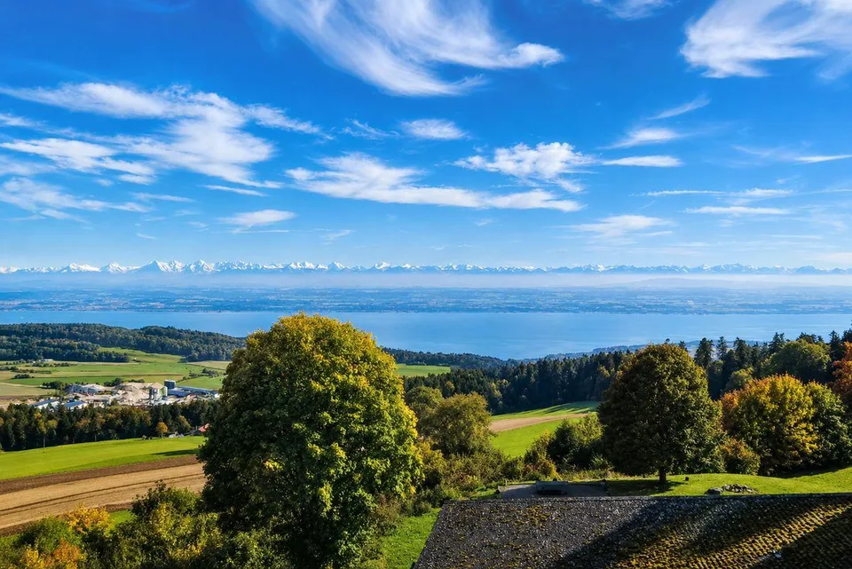 Havre de tranquillité verdoyant avec vue panoramique sur le lac de ...
