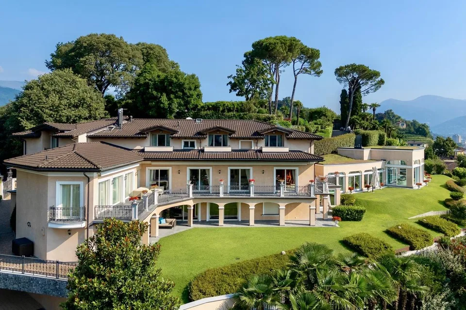 Eleganza Straordinaria: Esclusivo Villa nel Cuore di Lugano-Sorengo
