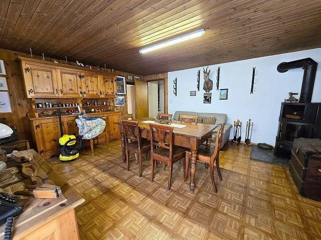 6-Zimmer-Dorfhaus mit Parkplatz / Casa unifamiliare di 6 locali con...