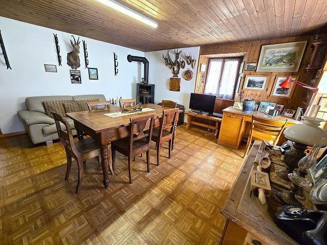 6-Zimmer-Dorfhaus mit Parkplatz / Casa unifamiliare di 6 locali con...