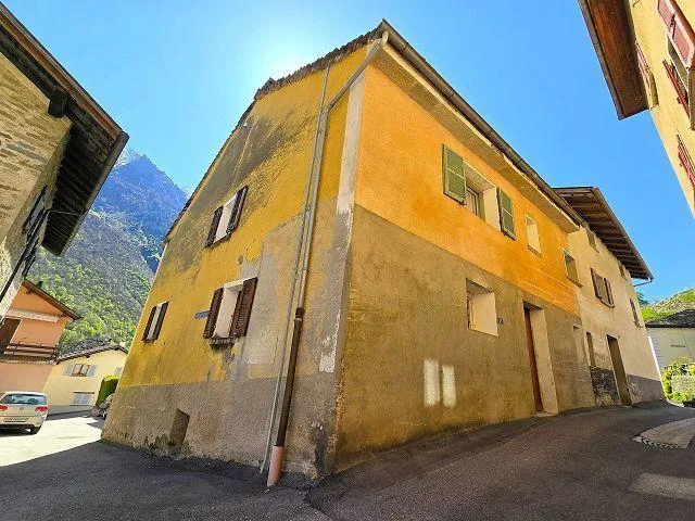 6-Zimmer-Dorfhaus mit Parkplatz / Casa unifamiliare di 6 locali con...