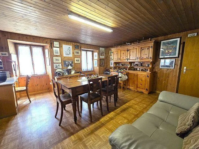 6-Zimmer-Dorfhaus mit Parkplatz / Casa unifamiliare di 6 locali con...