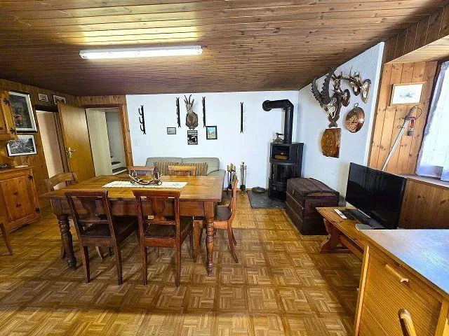 6-Zimmer-Dorfhaus mit Parkplatz / Casa unifamiliare di 6 locali con...