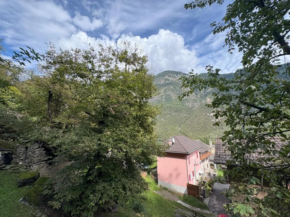Grotto mit einem Raum an sehr ruhiger, sonniger Aussichtslage / gro... – Foto 9 von 13