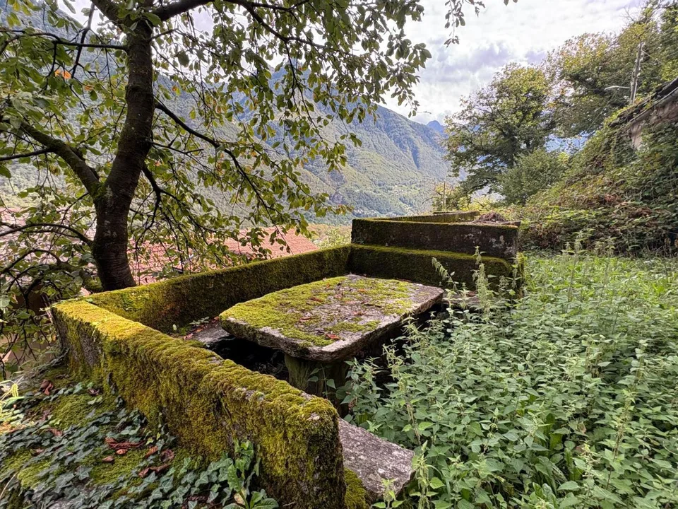 Grotto mit einem Raum an sehr ruhiger, sonniger Aussichtslage / gro...