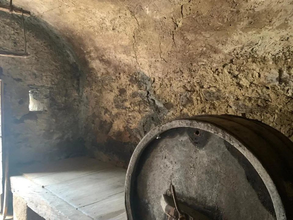 Grotto mit einem Raum an sehr ruhiger, sonniger Aussichtslage / gro... – Foto 6 von 13