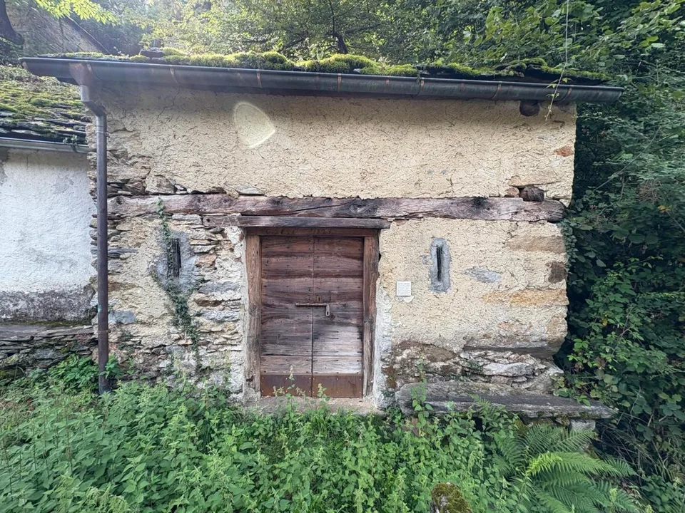 Grotto mit einem Raum an sehr ruhiger, sonniger Aussichtslage / gro...