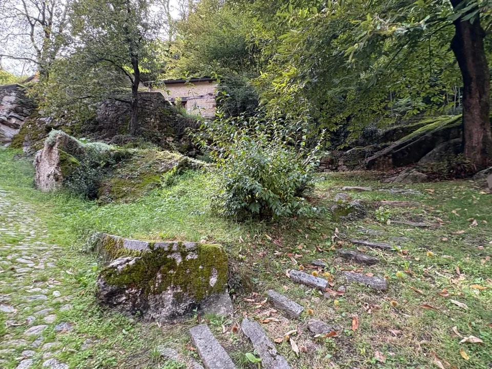 Grotto mit einem Raum an sehr ruhiger, sonniger Aussichtslage / gro... – Foto 13 von 13