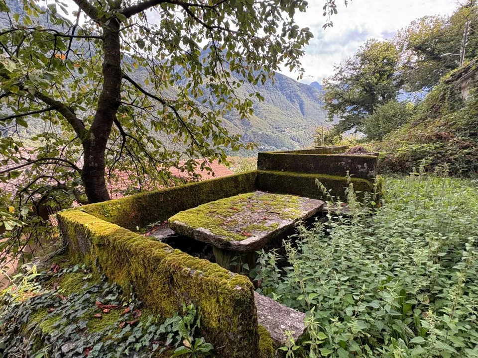 Grotto mit einem Raum an sehr ruhiger, sonniger Aussichtslage / gro...
