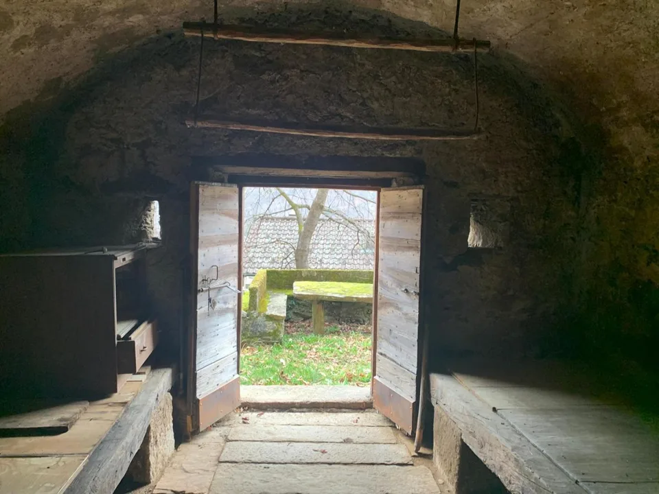 Grotto mit einem Raum an sehr ruhiger, sonniger Aussichtslage / gro...