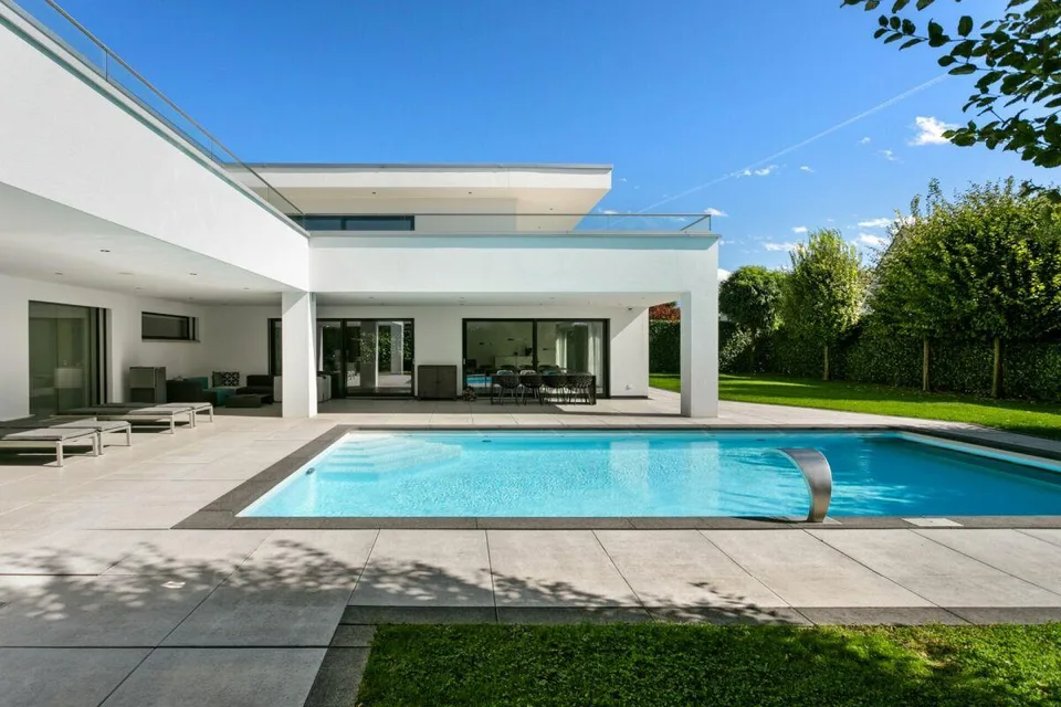 Moderne Luxusvilla mit grosser Tiefgarage