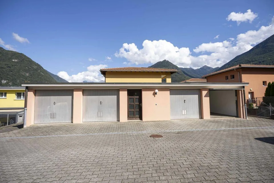 Gorduno: vendiamo bella residenza a reddito di tre grandi appartamenti