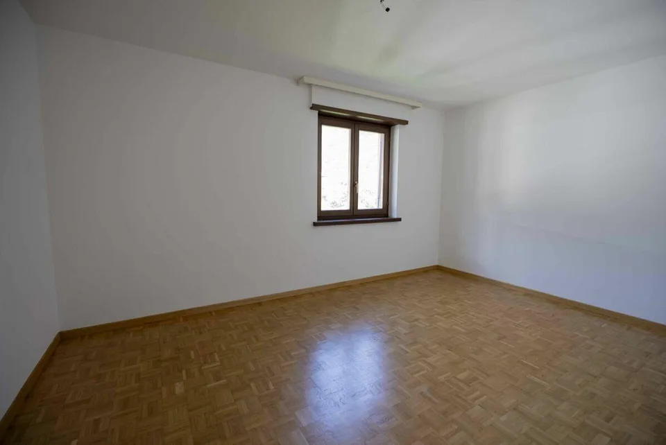 Gorduno: vendiamo bella residenza a reddito di tre grandi appartamenti – Foto 16 von 18