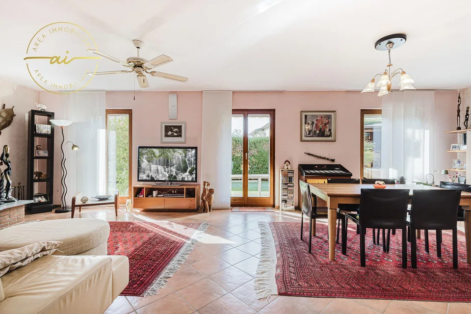 SPLENDIDA CASA CON GIARDINO A DUE PASSI DAL LAGO
