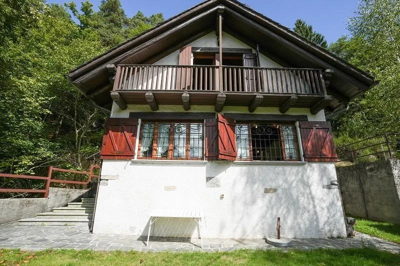 4 1/2-Zimmer-Haus mit viel Land sehr ruhige, sonnige Aussichtslage ...