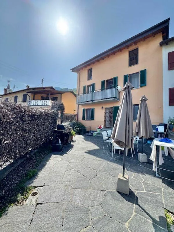 VENDESI A PIAZZOGNA (Gambarogno) - graziosa casa indipendente di 4....