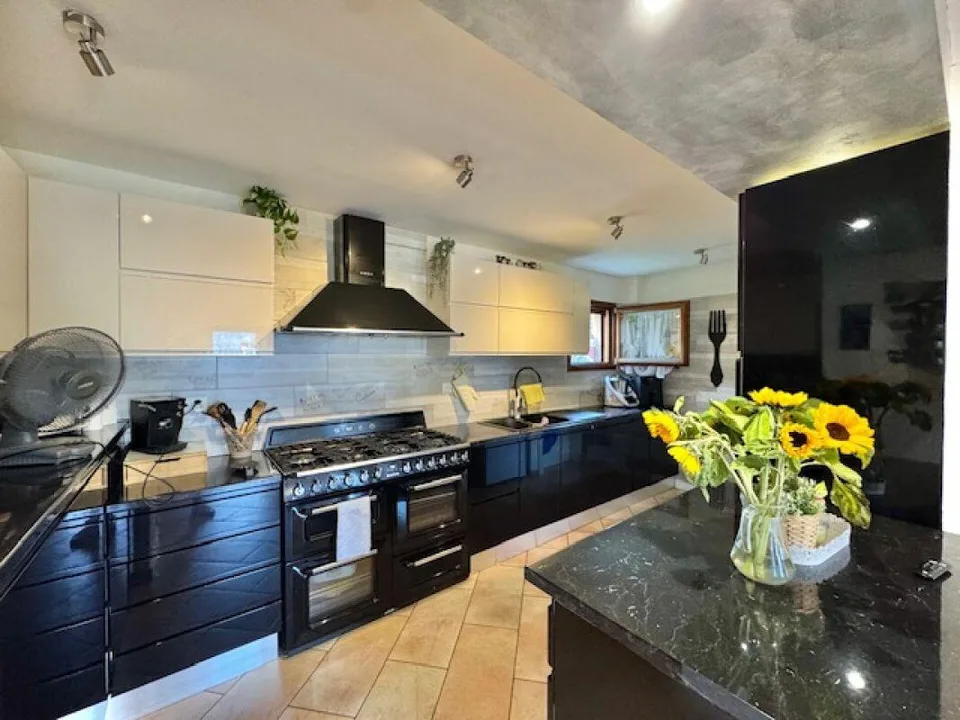 VENDESI A PIAZZOGNA (Gambarogno) - graziosa casa indipendente di 4.... – photo 8 sur 21