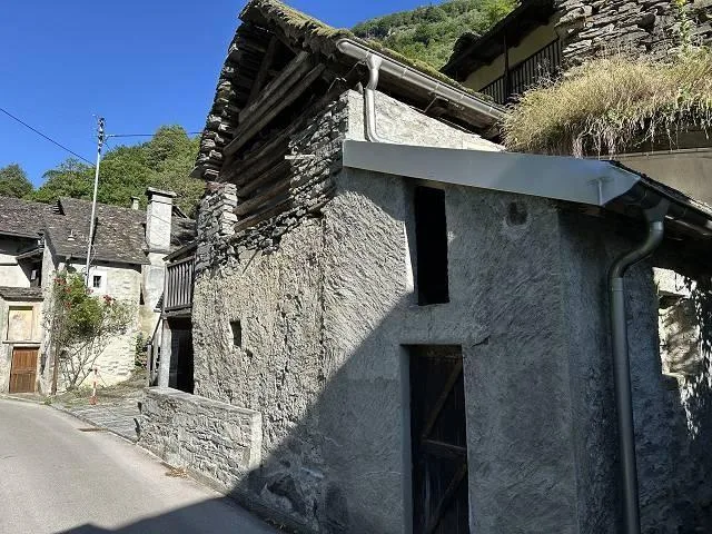 Rustico mit 7 Räumen mit Parkplatz im Freien / rustico di 7 locali ...