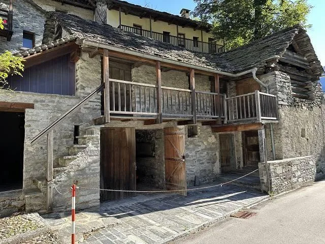 Rustico mit 7 Räumen mit Parkplatz im Freien / rustico di 7 locali ...