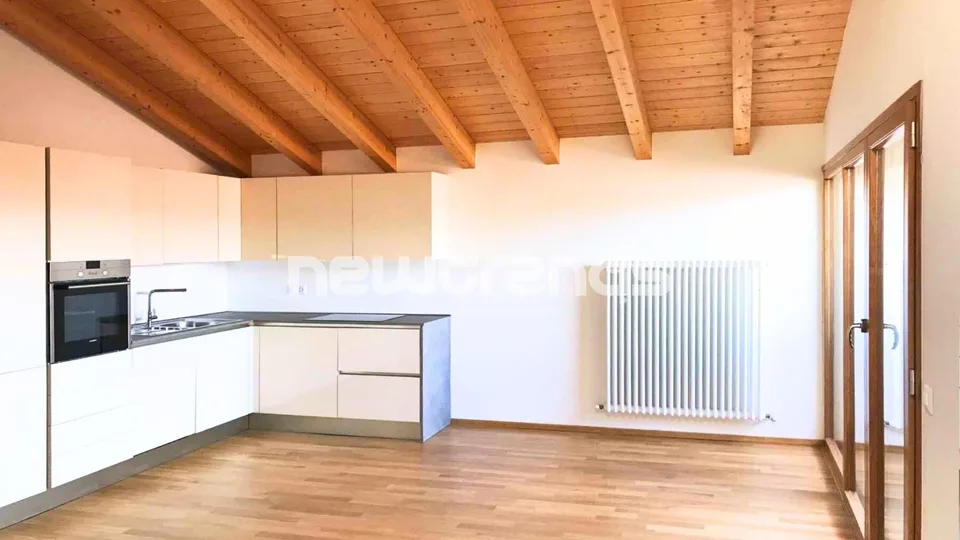 Rancate, 3.5 locali attico con balcone e servizi nelle vicinanze