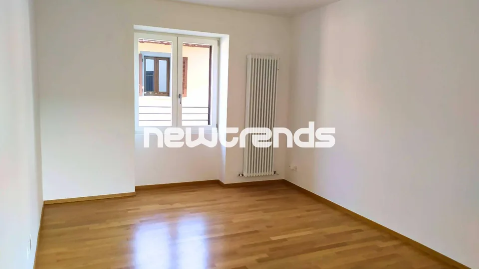 Rancate, 3.5 locali 1 piano con balcone e servizi nelle vicinanze