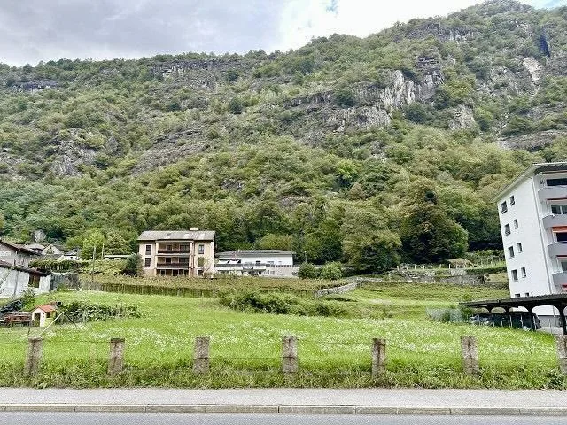 Baulandgrundstück von 3330 m2 in Zone R4 mit Bauprojekt an zentrale...