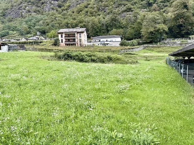 Baulandgrundstück von 3330 m2 in Zone R4 mit Bauprojekt an zentrale...