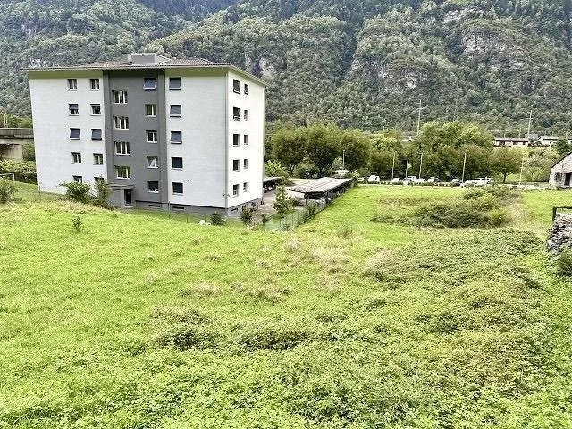 Baulandgrundstück von 3330 m2 in Zone R4 mit Bauprojekt an zentrale...
