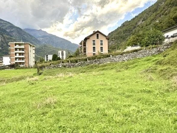 Baulandgrundstück von 3330 m2 in Zone R4 mit Bauprojekt an zentrale...