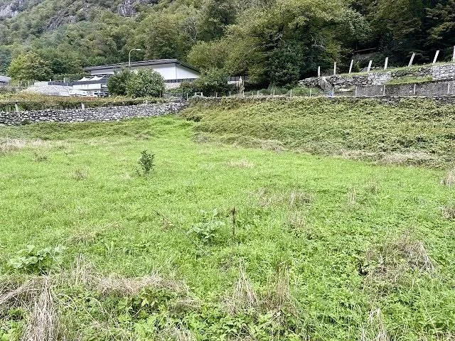 Baulandgrundstück von 3330 m2 in Zone R4 mit Bauprojekt an zentrale...