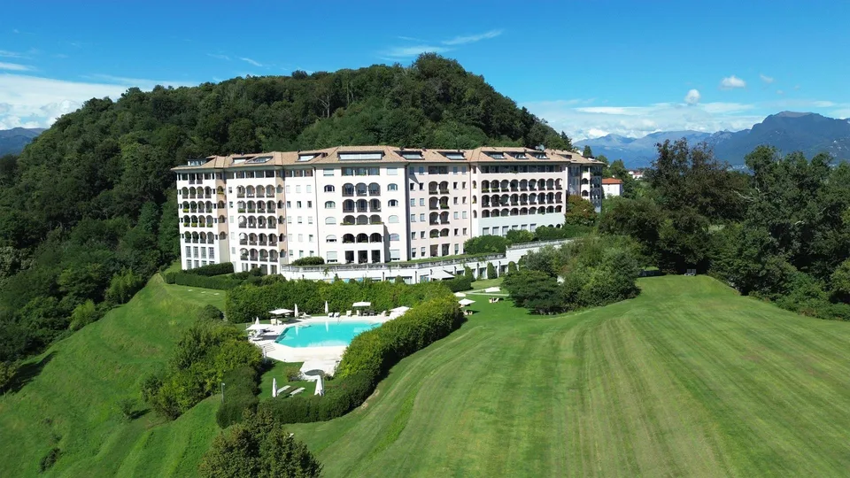 Proprietà di lusso con vista sul lago e servizi esclusivi in resort...