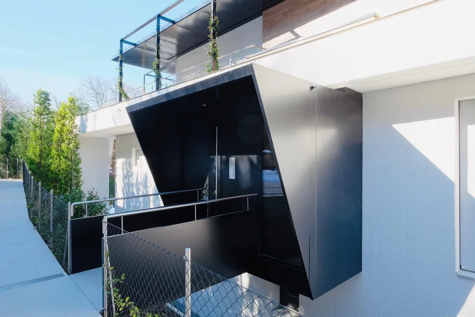 Prestigioso Triplex con Ascensore Privato e Giardino Esclusivo