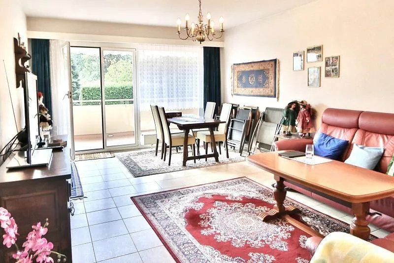 4 1/2-Zimmer-Wohnung im 1. OG mit Hallenbad an ruhiger, zentraler L...