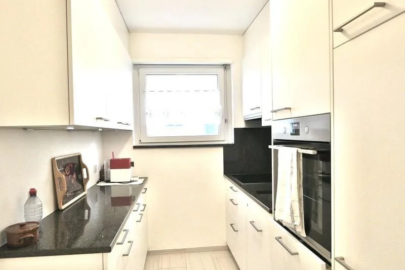 4 1/2-Zimmer-Wohnung im 1. OG mit Hallenbad an ruhiger, zentraler L...