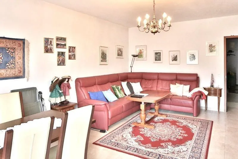 4 1/2-Zimmer-Wohnung im 1. OG mit Hallenbad an ruhiger, zentraler L...