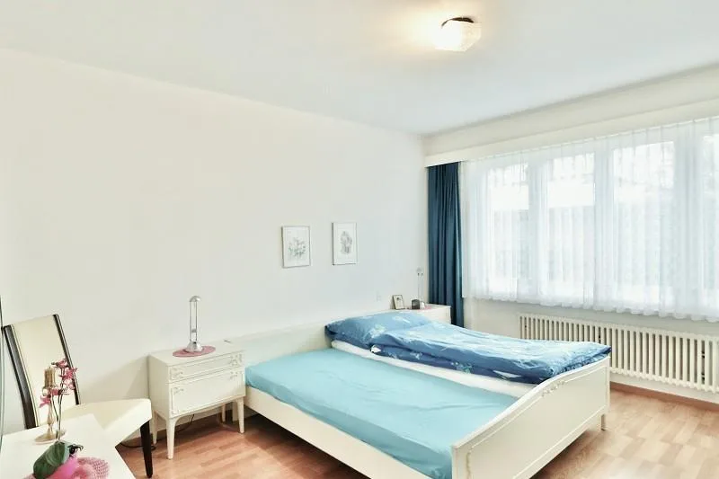 4 1/2-Zimmer-Wohnung im 1. OG mit Hallenbad an ruhiger, zentraler L...