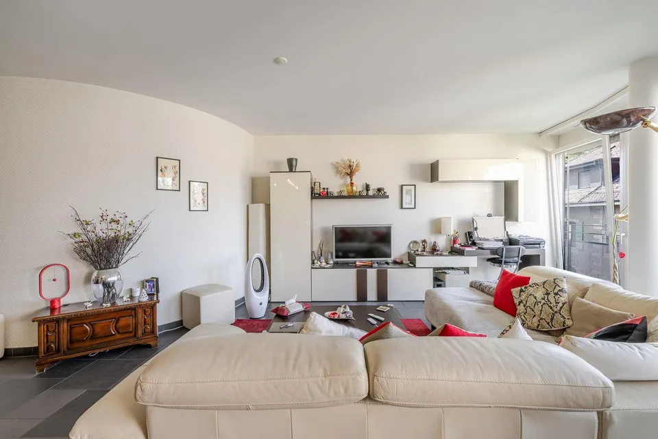 Spacieux appartement traversant de 5 pièces avec terrasse et box fe...