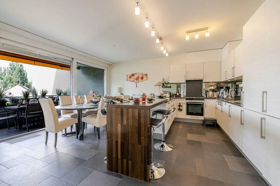Spacieux appartement traversant de 5 pièces avec terrasse et box fe...