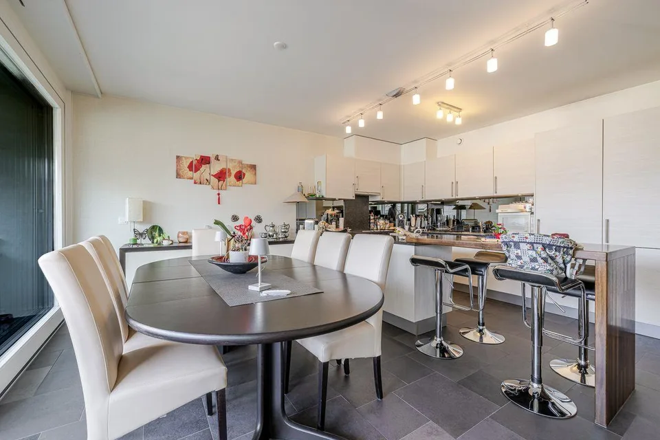 Spacieux appartement traversant de 5 pièces avec terrasse et box fe...